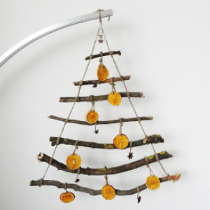 Rýchly návod na vianočný stromček z konárov a inšpirácia na vianočnú dekoráciu