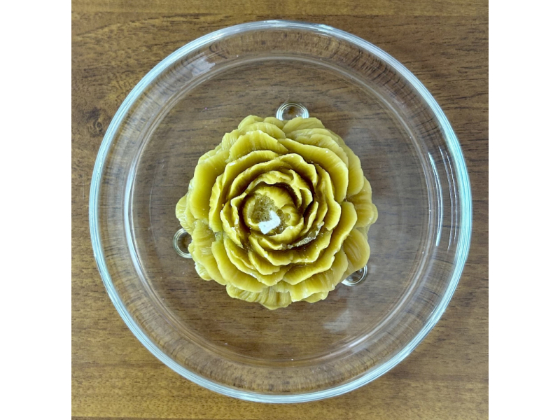 Dekoračná sviečka z včelieho vosku - kvet v natural žltej farbe