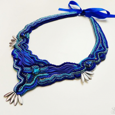 Luxusný modrý šitý náhrdelník s krištálmi - VLNOBITIE