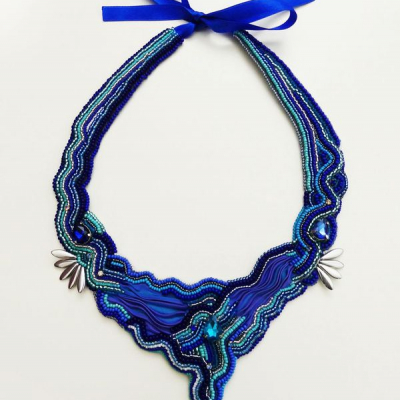 Luxusný modrý šitý náhrdelník s krištálmi - VLNOBITIE