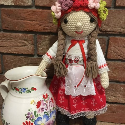 Háčkovaná bábika folk 