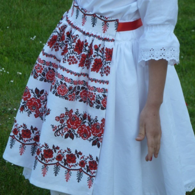 Zásterka dievčenská Vyšívané bordúry ruží