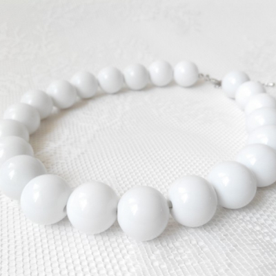 Retro náhrdelník (biely)