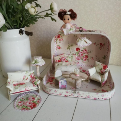 Kufrík s bábikou a nábytkom 