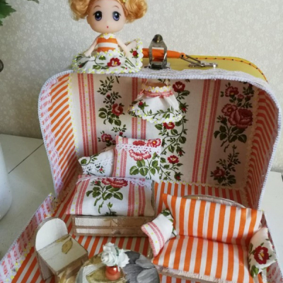 Pruhovano-kvetinový kufrík s bábikou a nábytkom 