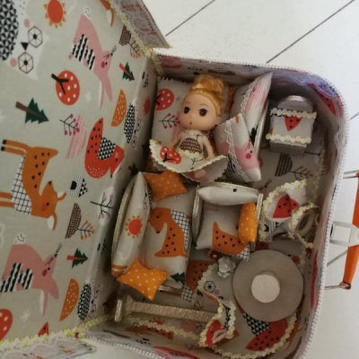 Kufrík s motívom lesa, s nábytkom a bábikou 