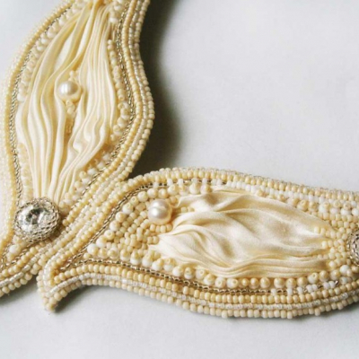 Luxusný béžový šitý nárhdelník so Swarovski krištálmi a perlami