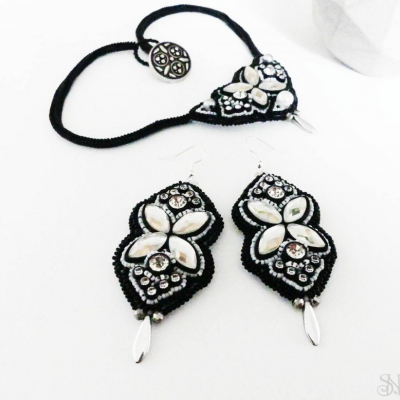Elegantný čierno-biely šitý náhrdelník s krištálmi