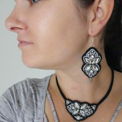 Elegantný čierno-biely šitý náhrdelník s krištálmi