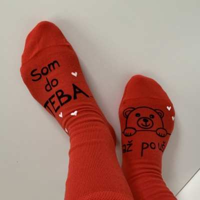 Maľované červené valentinske ponožky s nápisom “som do teba až po uši” alebo na želanie 
