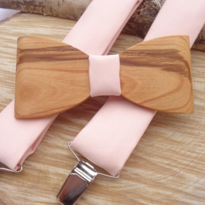 Pánsky set - Pánsky drevený motýlik čerešňa + pudrovo ružové traky