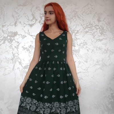 Zelené šaty bordúra