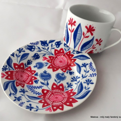 porcelánová šálka Kvetinový ornament (modrá a červená)