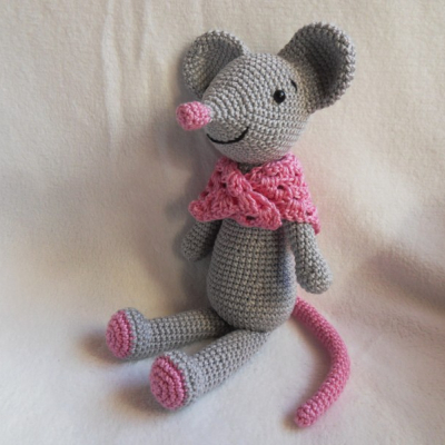 Háčkovaná myšička s ružovou šatkou :-)