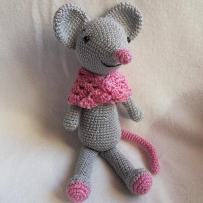 Háčkovaná myšička s ružovou šatkou :-)