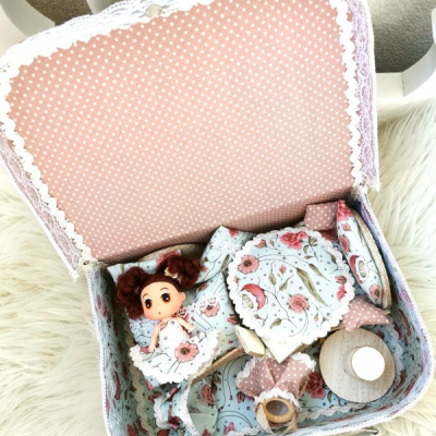 Kvietkovaný kufrík s bábikou a nábytkom 