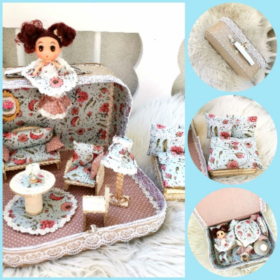 Kvietkovaný kufrík s bábikou a nábytkom 