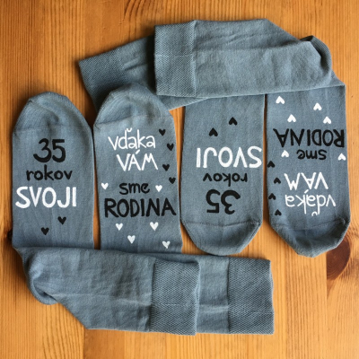 Maľované sivé ponožky k výročiu xy. svadby ako darček od detí
