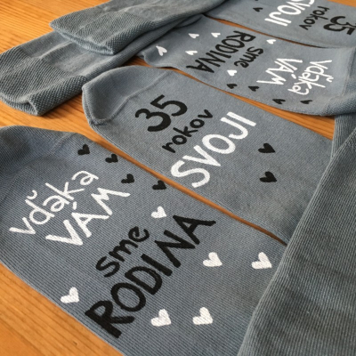 Maľované sivé ponožky k výročiu xy. svadby ako darček od detí