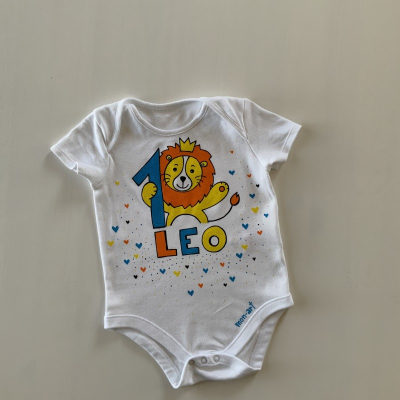 Maľované body s levíkom a menom pre dieťatko, ktorá oslavuje 1 rok