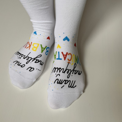 Maľované biele ponožky s nápisom: 