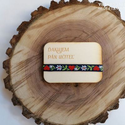 Folklórna drevená magnetka pre učiteľa/učiteľku