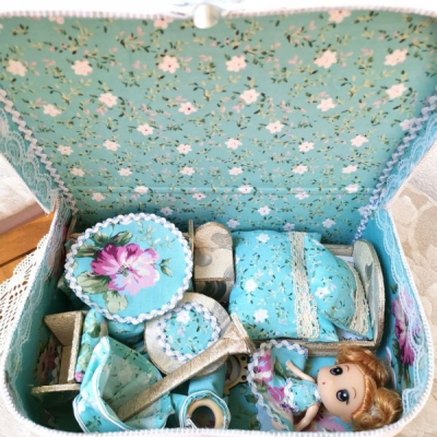 Modrý kvetinový ňu-ňu kufrík s bábikou 