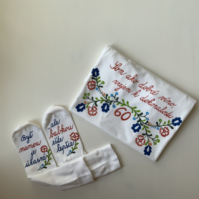 Maľované tričko a ponožky k babkiným okrúhlym narodeninám 