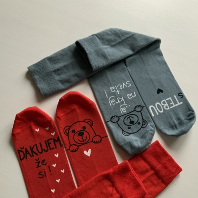Maľované zamilované červené  + sivé ponožky 