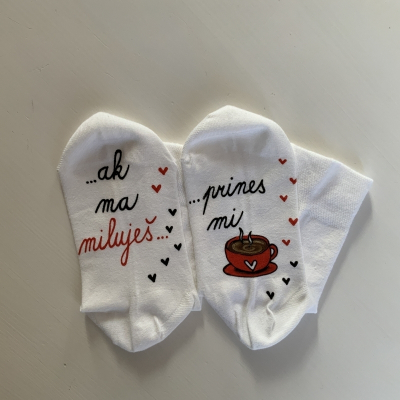 Maľované ponožky pre unavenú mamu, ktorá má milujúceho manžela 