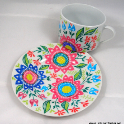 porcelánová šálka Kvetinové ornamenty (ružová+modrá+zelená)