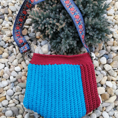 Crossbody kabelka modročervená so vzorovým popruhom