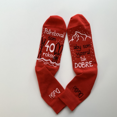 Maľované ponožky k narodeninám (červené s motívom pre lyžiarov)