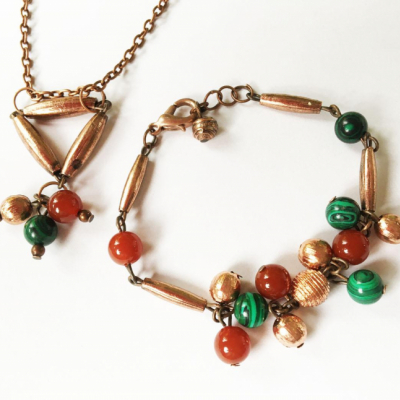 Sada medených šperkov - náhrdelníka a náramku z malachitu a karneolu