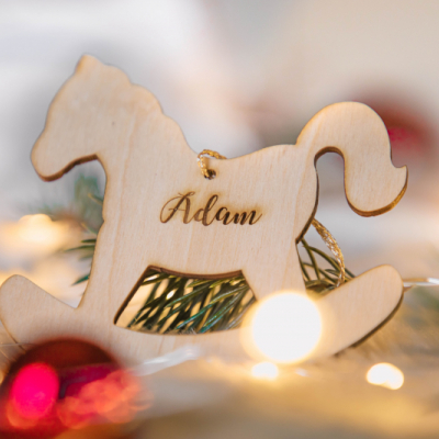 Drevená vianočná ozdoba s menom - koník