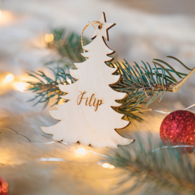 Drevená vianočná ozdoba s menom - stromček