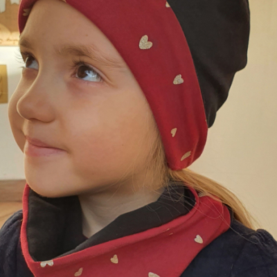 Detská čiapka s nákrčníkom - zlaté srdiečka 4 v 1