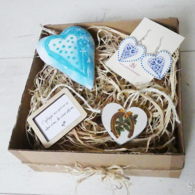 Zimný darčekový box s folklórnymi náušnicami a dekoráciami