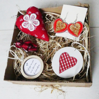Červený folklórny darčekový box s folklórnymi náušnicami a dekoráciami