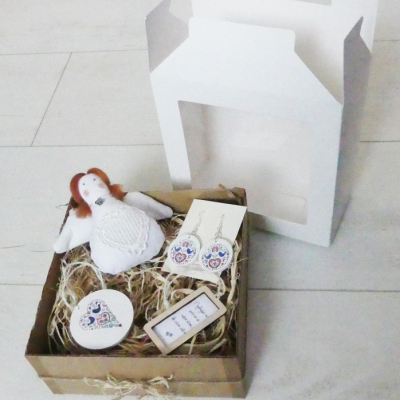 Folklórny darčekový box s anjelikom, folklórnymi náušnicami a dekoráciami