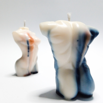 Žena a muž, sviečky zo sójového vosku, abstrakt oranžovo-modrá