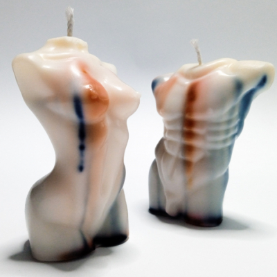 Žena a muž, sviečky zo sójového vosku, abstrakt oranžovo-modrá