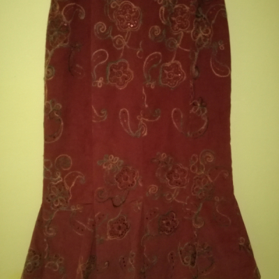 Menčestrová sukňa tehlovej farby s kvetinovým vzorom