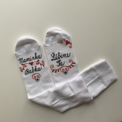 Maľované biele ponožky s nápisom: “Maminka…babka/ Ľúbime ŤA”