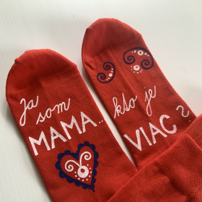 Maľované biele ponožky s nápisom: “Ja som mama / Kto je viac?”