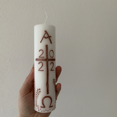 Maľovaný domáci paškál z bieleho vosku “2022” (18 cm) (bronzovohnedý)