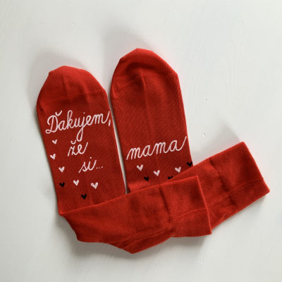 Maľované červené ponožky s nápisom: “Ďakujem, že si mama”