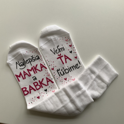Maľované biele ponožky s nápisom: “Najlepšia mamka a babka / Veľmi Ťa ľúbime”