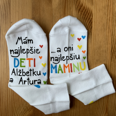 Maľované ponožky s nápisom: “Mám najlepšie deti a oni najlepšiu maminu”