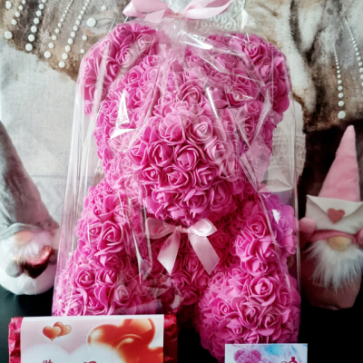 40cm Tmavo ružový Medvedík z ružičiek darčekovo zabalený s vôňou jahôd